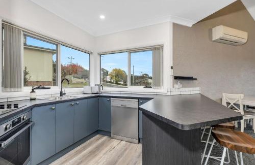Jindabyne Apartment | Parkwood 5 - 2BR Split Level l Spa Bath l BBQ l Central Location l WiFi