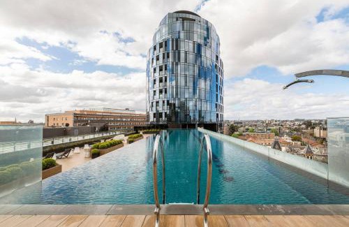 Melbourne Apartment | Parque Canopy - Lakeside Living with Infinity Pool