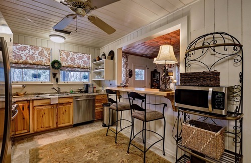 Highlands House | Parrish Hill - Walk to Main Street Cottage w/Firepit