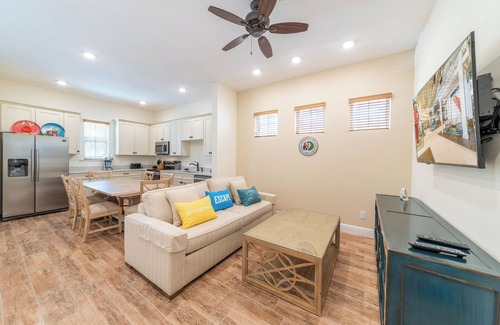 West Kissimmee Cottage | Parrot Bay Cottage with Private Hot Tub near Disney with Margaritaville Resort.