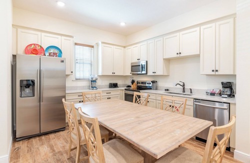West Kissimmee Cottage | Parrot Bay Cottage with Private Hot Tub near Disney with Margaritaville Resort.