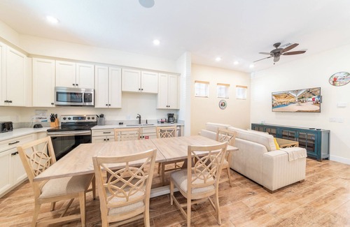 West Kissimmee Cottage | Parrot Bay Cottage with Private Hot Tub near Disney with Margaritaville Resort.