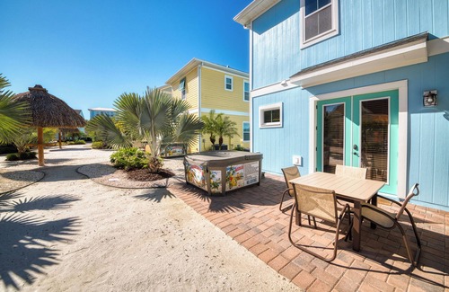 West Kissimmee Cottage | Parrot Bay Cottage with Private Hot Tub near Disney with Margaritaville Resort.