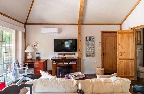 Seguin Cabin | Parry Sound Bunkie - Dock, BBQ, Firepit & Pets