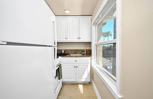 Balboa Peninsula Apartment | Partial Ocean View next to Boardwalk & Balboa Pier