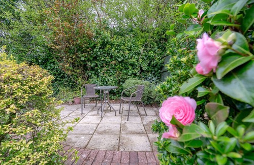 Kirkby House | Partridge Rise | Near Aintree | Sleeps 9