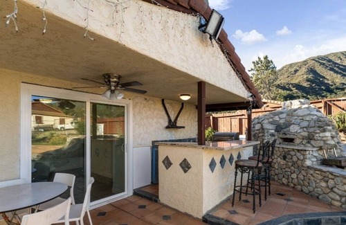 Los Angeles County House | Party pool house with mountain view
