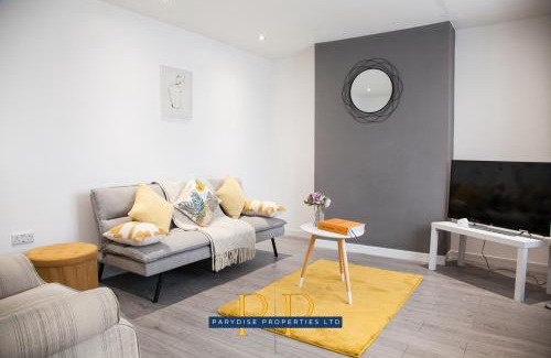 Newcastle-Under-Lyme Apartment | Parydise Presents The Knutton House - Spacious 3BR Escape - Business Ready, Family Friendly