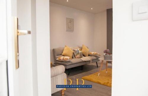 Newcastle-Under-Lyme Apartment | Parydise Presents The Knutton House - Spacious 3BR Escape - Business Ready, Family Friendly