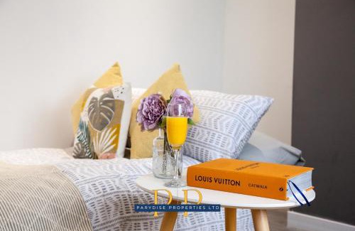 Newcastle-Under-Lyme Apartment | Parydise Presents The Knutton House - Spacious 3BR Escape - Business Ready, Family Friendly