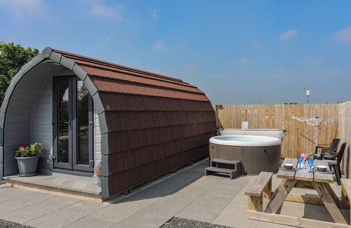 Rhosgoch Cottage | PARYS POD, with hot tub in Amlwch