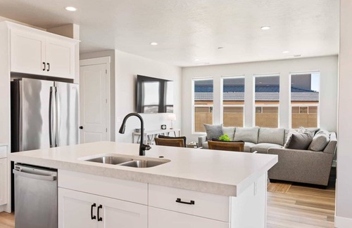 Washington House | Paseos Poolhouse: Pool + Lazy River + Waterslide