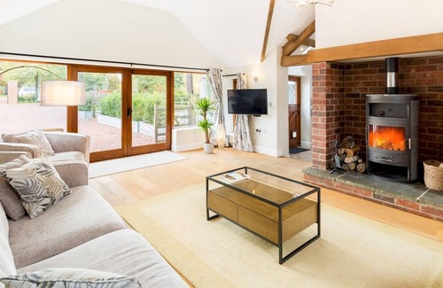 Ardens Grafton House | Pass the Keys | Spacious Country Cottage Hot Tub