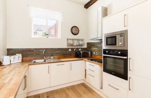 Shottery House | Pass the Keys | Charming 3 Bed in Historic Shottery
