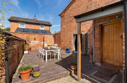 Shottery House | Pass the Keys | Charming 3 Bed in Historic Shottery