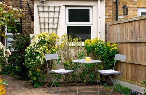 Greenwich House | Pass the Keys | 2-Bed 2 Baths Home/Garden/Great Travel Links