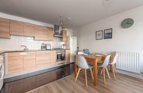Greenwich West Apartment | Pass the Keys | 2-Bed 2-Bath Flat, 1 min Greenwich Station | DLR