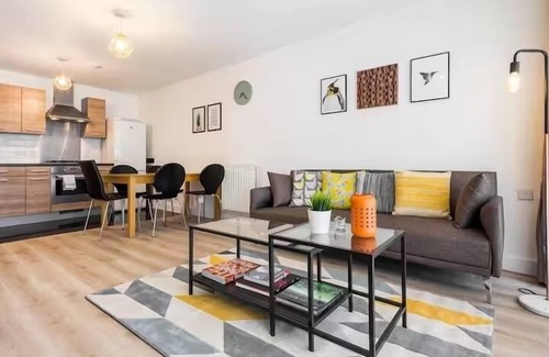 Greenwich West Apartment | Pass the Keys | 2-Bed 2-Bath Flat, 1 min Greenwich Station | DLR