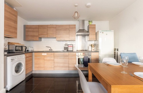 Greenwich West Apartment | Pass the Keys | 2-Bed 2-Bath Flat, 1 min Greenwich Station | DLR