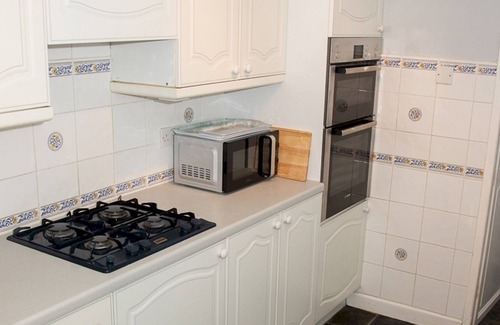Fareham House | Pass the Keys | 3Bed Family Home with Direct water access, Sleeps 6