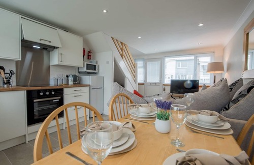 Pembroke House | Pass the Keys | 4 Bed Chalet Fully equipped w Free Parking WiFi