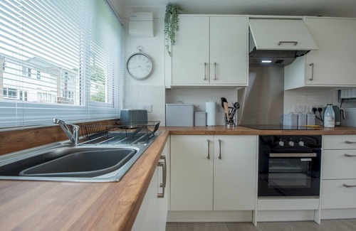 Pembroke House | Pass the Keys | 4 Bed Chalet Fully equipped w Free Parking WiFi