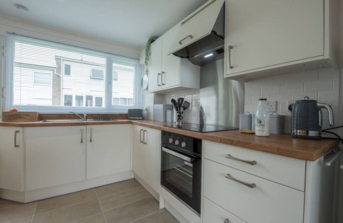 Pembroke House | Pass the Keys | 4 Bed Chalet Fully equipped w Free Parking WiFi