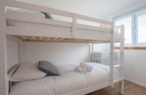 Pembroke House | Pass the Keys 4 Bed Chalet Fully equipped w Free Parking WiFi