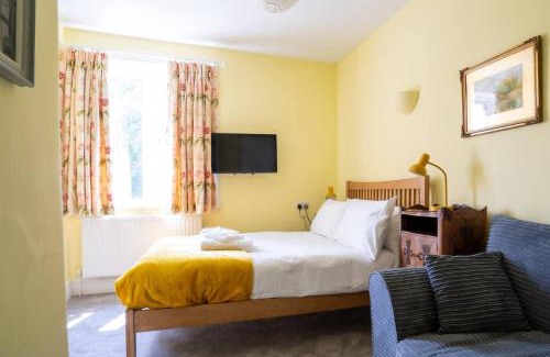 Cirencester House | Pass the Keys 4 Bed Victorian Home Courtyard Parking