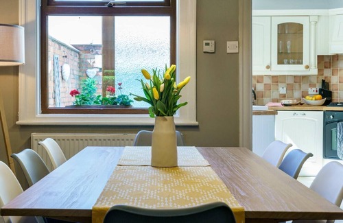 Belfast House | Pass the Keys | 4 Bedrooms | Cafes & Shops | 6 Mins to City Centre