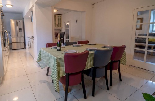 Giltbrook House | Pass the Keys | Amazing Guest Cottage in Nottingham with Parking!