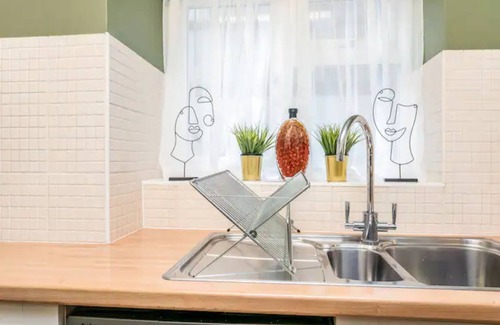 North Acton House | Pass the Keys | Basement Hideaway near Acton Main Line: Your Peaceful Escape with London at Your Fingertips