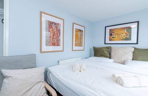 Lychpit Apartment | Pass the Keys | Basingstoke Charming King Beds Flat in Basingstoke Sleeps 4