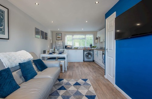 Pembroke House | Pass the Keys | Beach Retreat - Free Parking and Wifi - Sleeps 4