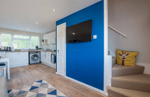 Pembroke House | Pass the Keys | Beach Retreat - Free Parking and Wifi - Sleeps 4