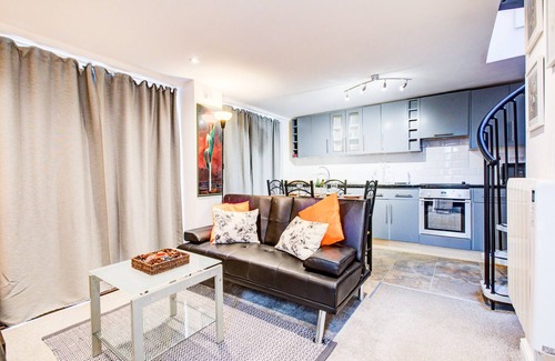 Basildon House | Pass the Keys | Beautiful cosy apartment
