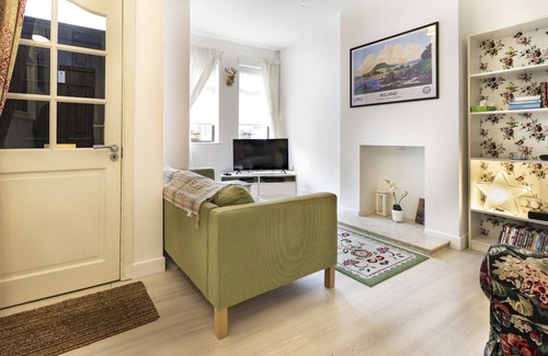 Queens Quarter House | Pass the Keys | Beautiful 2BR Home w Lovely Garden Beside Cafes