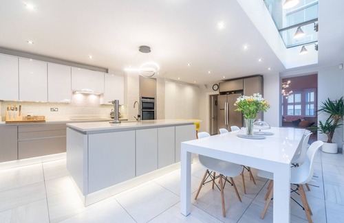 Peninsula House | Pass the Keys | Beautiful Spacious Home