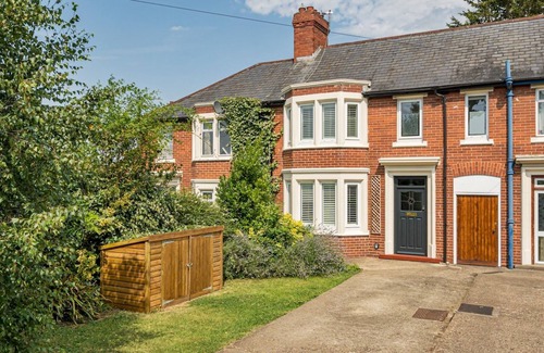 Oxford House | Pass the Keys | Beautiful 3BR Garden Home - 2 x Parking - Oxford