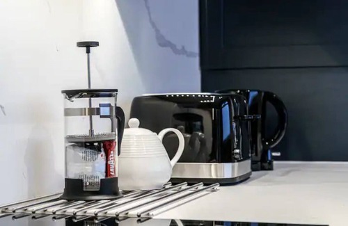 Belfast House | Pass the Keys | Belmont Bolthole 2 Bed Bars and Eateries Abound