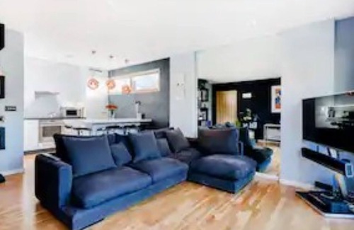 Riverside Apartment | Pass the Keys | Boutique London Flat near Tower Bridge and Tube