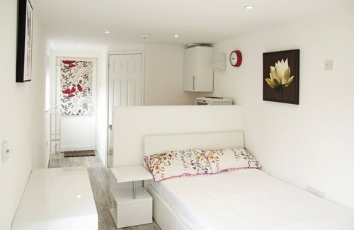 Cambridge House | Pass the Keys | Bright and Airy Garden Studio inc. Free Parking