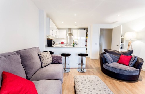 Cambridge Apartment | Pass the Keys | Bright, Spacious 2BR Central Cambridge Flat for 4