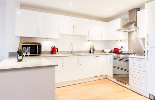 Cambridge Apartment | Pass the Keys | Bright, Spacious 2BR Central Cambridge Flat for 4