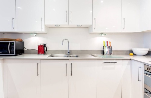 Cambridge Apartment | Pass the Keys | Bright, Spacious 2BR Central Cambridge Flat for 4
