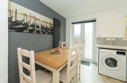 Tilehurst House | Pass the Keys | Bright House with Smart TV & Home Comforts
