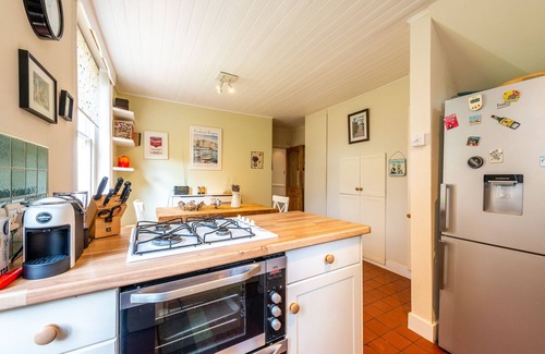Askew Apartment | Pass the Keys | Bright & Stylish Garden Flat in Trendy West London