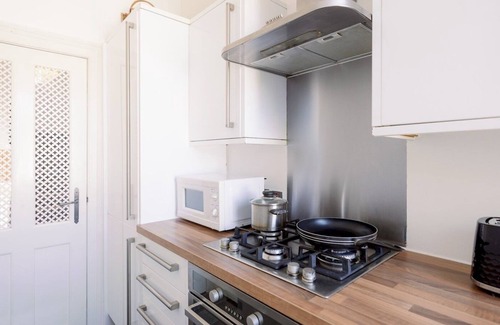Askew Apartment | Pass the Keys | Bright, Vibrant Shepherd's Bush Oasis Quick Stroll To Westfield Shopping Centre