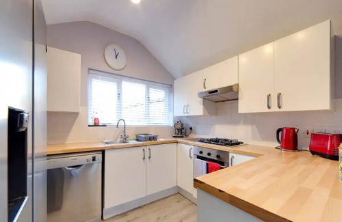 Cambridge House | Pass the Keys | Centrally located Victorian terrace Free parking