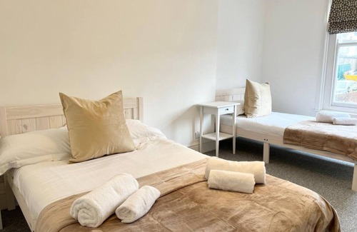 Mumbles House | Pass the Keys | Central Modern Mumbles Cottage